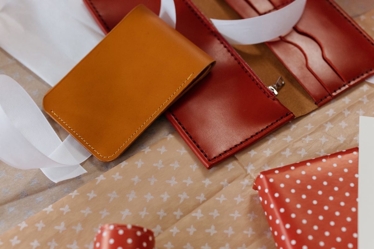 Cartera de piel presentada como regalo