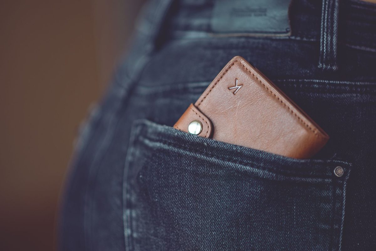 Cartera en el bolsillo trasero del pantalón