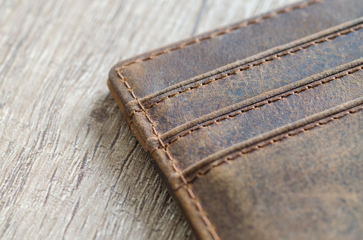 Cartera de piel sobre madera